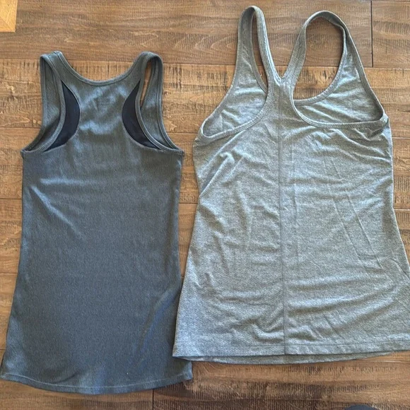 Under Armour Tank Tops, size XS - Picture 4 of 4